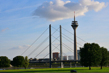 Rheinturm, und Kniebrücke abends über Rhein Fotografiert in Düsseldorf, Deutschland © Eduard Shelesnjak