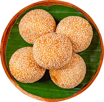 Top view indonesian traditional onde onde sesame balls in wooden bowl on banana leaf isolated on transparent background
