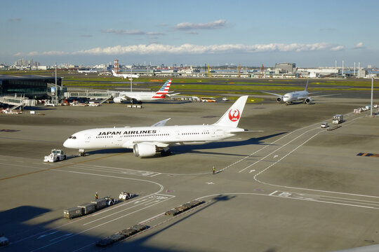  日本東京，2023年10月30日：国際羽田空港滑走路上の旅客機 ボーイング777-480-3000のターミナル移動駐機旅客機交差模様