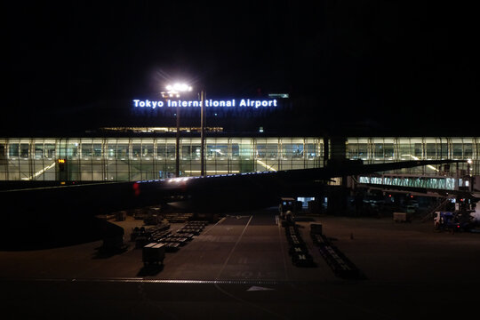日本東京，2026 年8月26日：東京羽田空港滑走路夜の国際線航空機駐機場模様