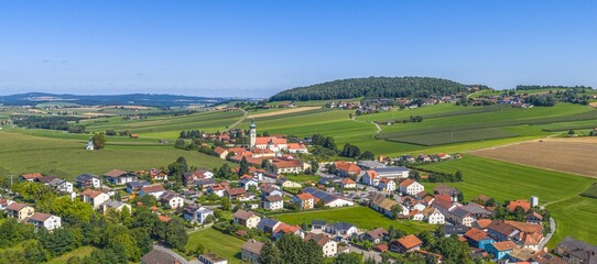 Obraz premium Luftbild der Gemeinde Neukirchen beim Heiligen Blut im Kreis Cham in der Oberpfalz