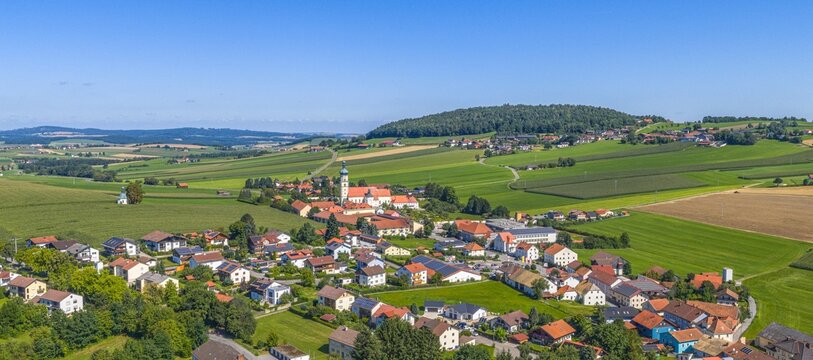 Luftbild der Gemeinde Neukirchen beim Heiligen Blut im Kreis Cham in der Oberpfalz