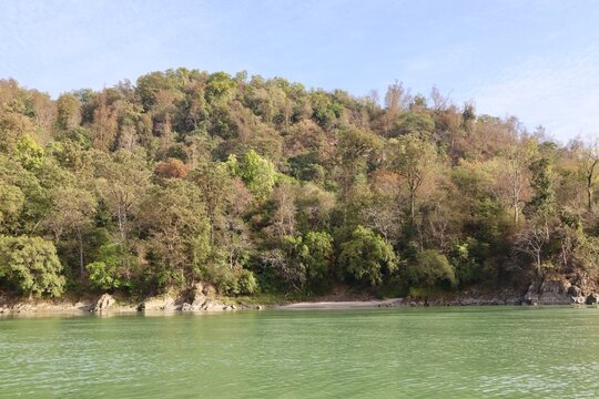 インド　リシュケシ　ガンジス川の風景