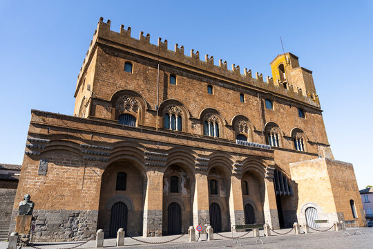 Medieval Palazzo del Popolo in Piazza del Popolo, built at the end of the 13th century as the seat of civic government, Orvieto, Umbria, Italy
