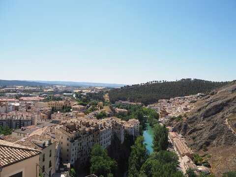 Vista panor&aacute;mica de r&iacute;o J&uacute;car a su paso por la ciudad de Cuenca, Espa&ntilde;a
