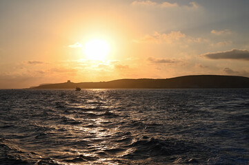 Obraz premium L'île de Comino au coucher du soleil à Malte