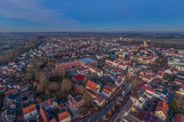 Fototapeta premium Abenddämmerung über der Stadt Friedberg in Schwaben in der Adventszeit