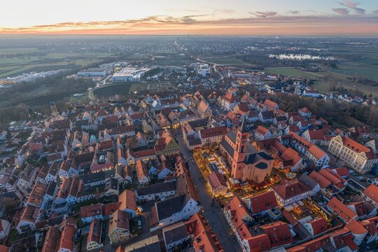 Abendd&auml;mmerung &uuml;ber der Stadt Friedberg in Schwaben in der Adventszeit