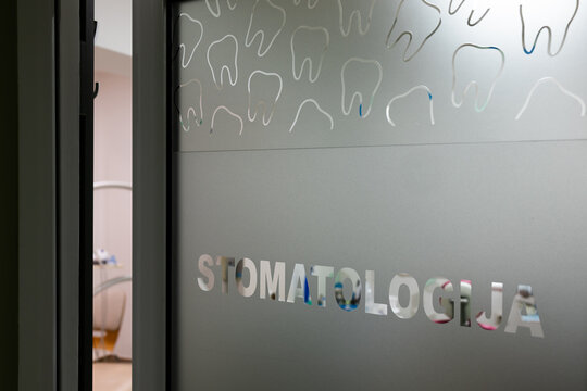 Stomatologija Sign on Frosted Glass