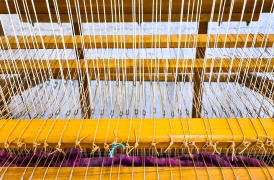 Weaving loom threads mechanism with purple yarn