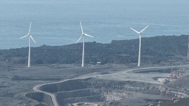Parque e&oacute;lico en la costa volc&aacute;nica de Fuencaliente en La Palma