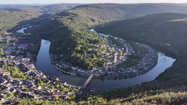vue a&eacute;rienne de Montherm&eacute;, commune travers&eacute;e par une boucle de la Meuse dans les Ardennes. Vue panoramique de la vall&eacute;e avec une partie &agrave; l'ombre en fin d'apr&egrave;s midi en septembre. France 2026 