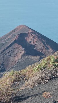 Cr&aacute;ter del volc&aacute;n Tenegu&iacute;a en Fuencaliente, La Palma