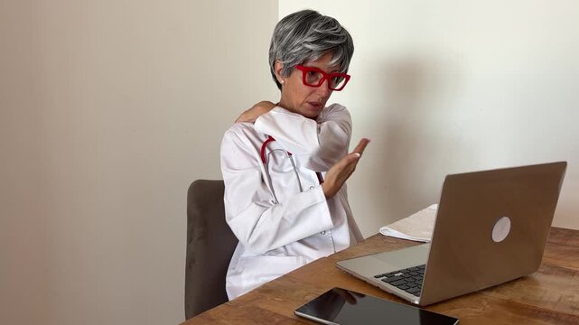 Doctora veterana pasando consulta online desde el ordenador