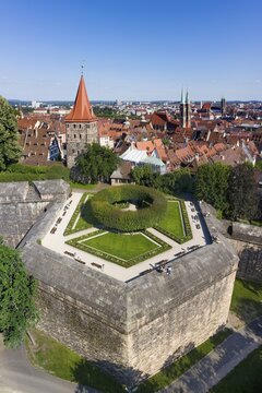 Castle garden in lower bastion, behind Tierg&auml;rtnertor tower, behind it Sebalder Altstdt with St. Sebald church, also Sebaldus church, aerial view, emperor's castle, Nuremberg, Nuremberg, Central Franconia, Franconia, Bavaria, Germany