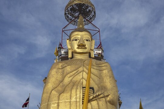 32 metre high standing Buddha decorated with glass mosaics and 24 carat gold, the upper knot of the Buddha image contains a relic of Lord Buddha, which was brought from Sri Lanka, Luang Pho To or Phrasiariyametri, Wat Intharawihan, the temple was built at the beginning of the Ayutthaya period, Bangkok, Thailand