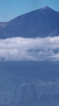 Video del Pico del Teide en Tenerife sobresaliendo sobre el mar de nubes
