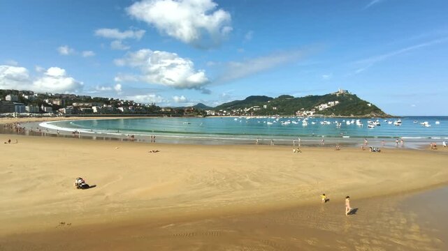 Vista panor&aacute;mica de la bah&iacute;a y playa de La Concha en San Sebasti&aacute;n