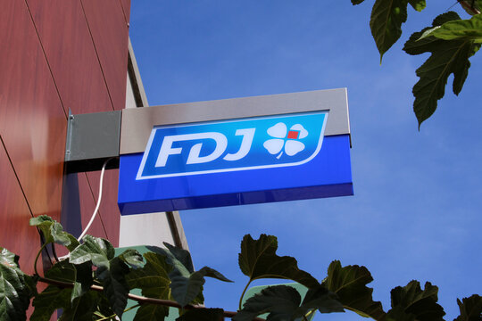 Enseigne lumineuse FDJ ext&eacute;rieure sur la fa&ccedil;ade