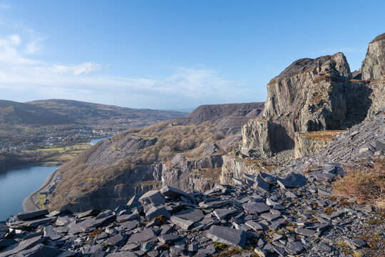 Slate spoil heap and ruins of disused Dinorwig Slate Quarry with Llyn Peris lake below, Gwynedd, Wales,  Cymru, UK, GB