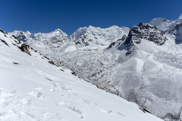 Obraz premium Himalayan Snow Slopes and Glacial Valley Below Nangkartshang