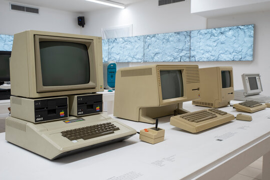 Apple Europlus II (1989) is the second model of the II series of personal computers by Apple. Pink background.