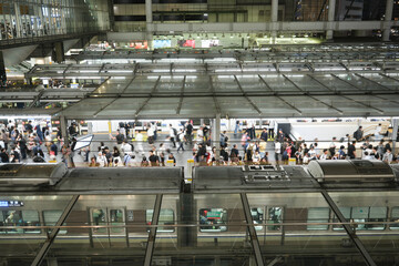 Obraz premium Commuters and passengers waiting on the busy train platform at Osaka Station in Japan