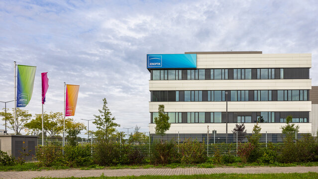 Die Jenoptik-Fab produziert Mikrooptiken und Sensoren f&uuml;r die Halbleiterausr&uuml;stungsindustrie. Das Firmengel&auml;nde liegt im Technologiestandort Silicon Saxony.