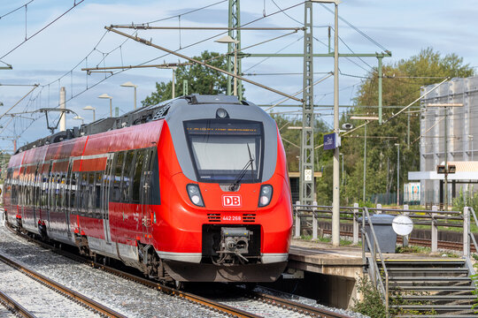 Eine S-Bahn der Linie S2 von Roth nach N&uuml;rnberg erreicht den Bahnhof Eibach. 