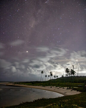 Noite estrelada na praia