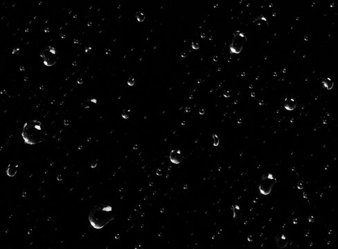 Realistic water droplets on a black background with rain drops, wet splash details and condensed glass texture, ideal for overlays, effects, photography and digital design.