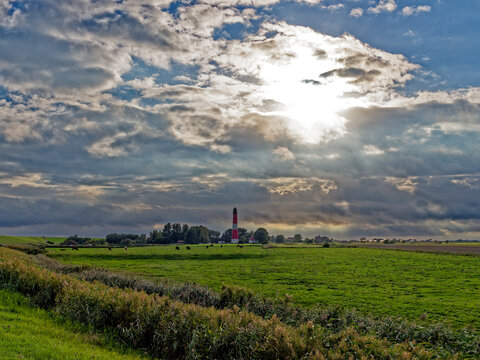 Leuchtturm auf Pellworm in der Abendd&auml;mmerung