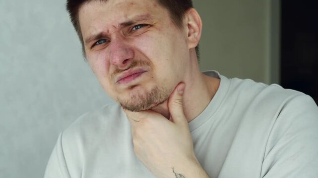 sore throat due to a cold, symptoms of tonsillitis