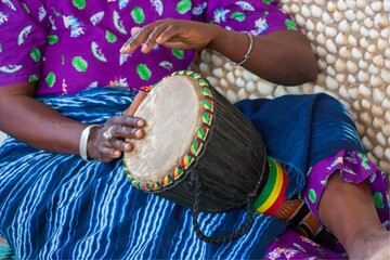 Fototapeta premium Femme sénégalaise jouant du djembé