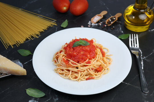 spaghetti pasta with tomato sauce and basil