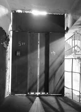 Porte m&eacute;tallique d'un ancien monte-charge industriel dans une usine abandonn&eacute;e &agrave; Tchiatoura en G&eacute;orgie