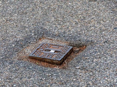 Abgesengter Hydrant Schacht auf einer Strasse
