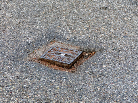 Abgesengter Hydrant Schacht auf einer Strasse