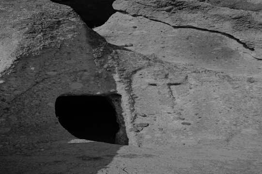 Ouverture creus&eacute;e dans une paroi rocheuse d'un habitat troglodyte en G&eacute;orgie en noir et blanc
