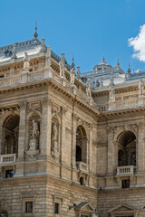 Corner facade of the Hungarian State Opera House with statues niches and arched loggia windows in Budapest © Guillaume Angleraud