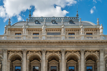 Row of composer statues along the rooftop balustrade above the arched arcade of the Budapest Opera House facade © Guillaume Angleraud