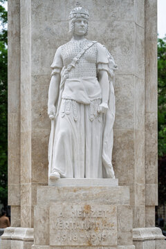 Crowned allegorical figure of Hung&aacute;ria holding the Holy Crown on the National Martyrs Memorial in Budapest