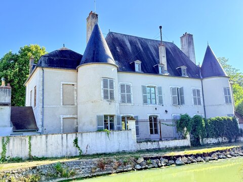 vue sur un petit ch&acirc;teau de campagne un jour d'&eacute;t&eacute;