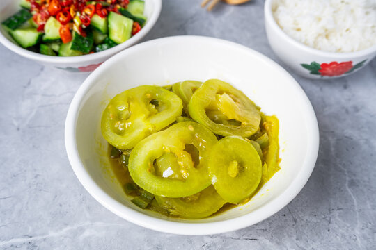 Chinese-style vegetarian weight-loss meal: Smashed cucumber salad and stir-fried green tomatoes with rice.