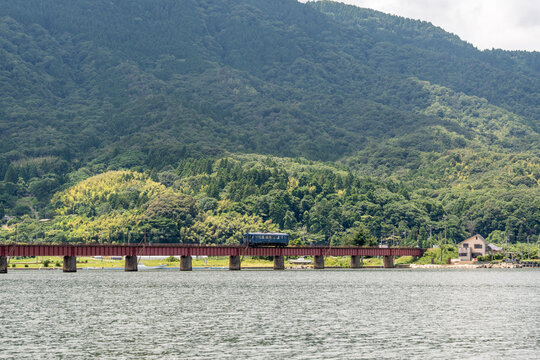由良川橋梁を渡る京都丹後鉄道の丹後あおまつ号。