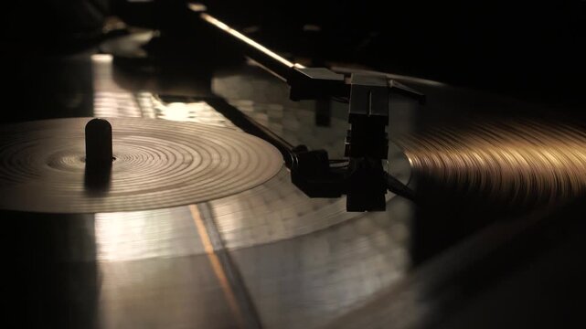 Auto Stop of Vinyl Record Playback, Moving Needle Arm and Turntable