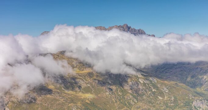 La Cha&icirc;ne des Fiz sous les nuage dans le Massif du Giffre en Haute-Savoie