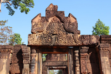 Fototapeta premium ruined khmer hindu and buddhist temple (banteay srei) in angkor in siem reap in cambodia 