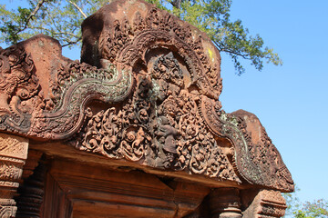 Obraz premium ruined khmer hindu and buddhist temple (banteay srei) in angkor in siem reap in cambodia 
