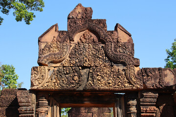 Obraz premium ruined khmer hindu and buddhist temple (banteay srei) in angkor in siem reap in cambodia 